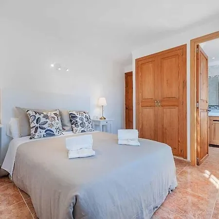 Вилла 6 Bedroom A Very Short To Port Pollensa By Renthousing Поланко