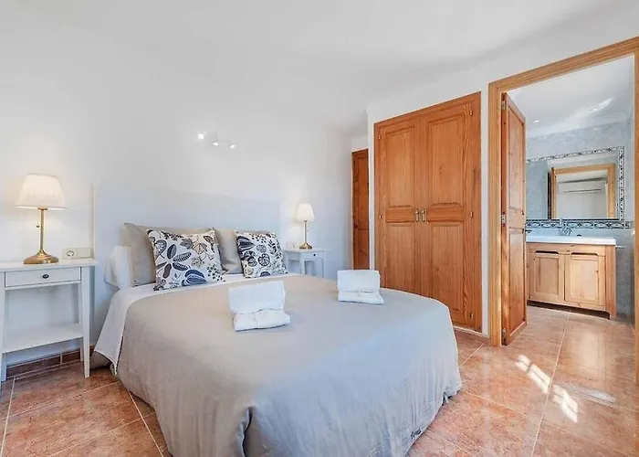 Vila 6 Bedroom A Very Short To Port Pollensa By Renthousing Port de Pollença